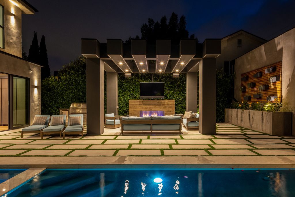 The Home in Venice is an architectural oasis situated in a premiere location with luxurious amenities and technology now available for sale. This home located at 1371 Palms Blvd, Venice, California