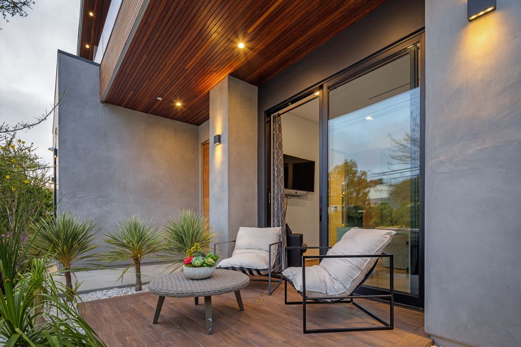 The Home in Venice is an architectural oasis situated in a premiere location with luxurious amenities and technology now available for sale. This home located at 1371 Palms Blvd, Venice, California