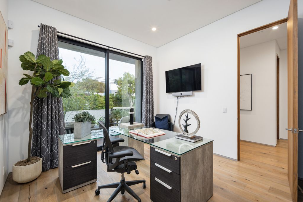 The Home in Venice is an architectural oasis situated in a premiere location with luxurious amenities and technology now available for sale. This home located at 1371 Palms Blvd, Venice, California