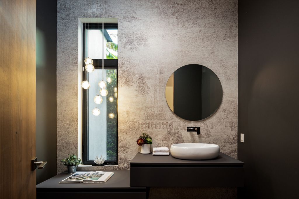 The Home in Venice is an architectural oasis situated in a premiere location with luxurious amenities and technology now available for sale. This home located at 1371 Palms Blvd, Venice, California