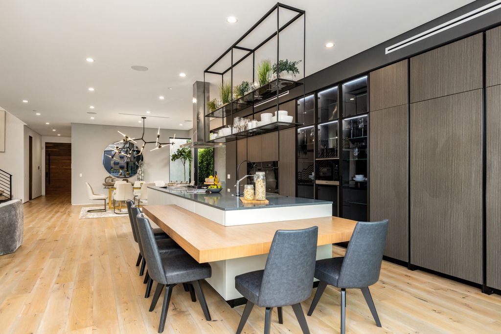 The Home in Venice is an architectural oasis situated in a premiere location with luxurious amenities and technology now available for sale. This home located at 1371 Palms Blvd, Venice, California