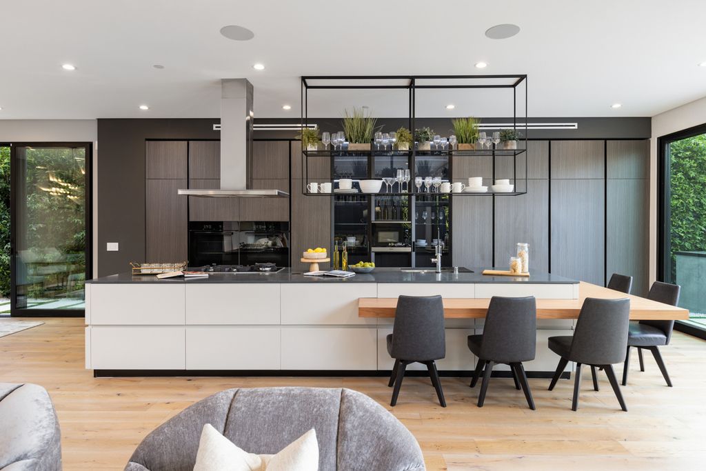 The Home in Venice is an architectural oasis situated in a premiere location with luxurious amenities and technology now available for sale. This home located at 1371 Palms Blvd, Venice, California