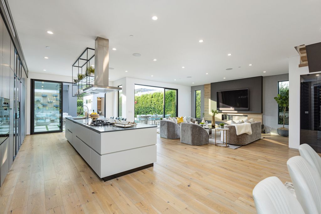 The Home in Venice is an architectural oasis situated in a premiere location with luxurious amenities and technology now available for sale. This home located at 1371 Palms Blvd, Venice, California