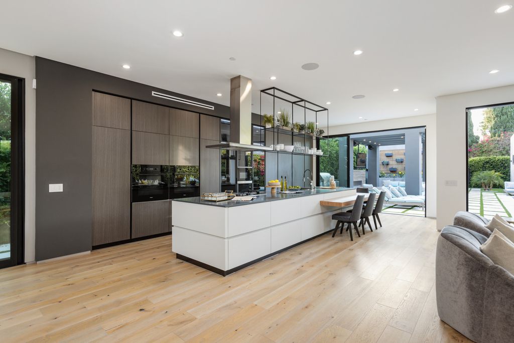 The Home in Venice is an architectural oasis situated in a premiere location with luxurious amenities and technology now available for sale. This home located at 1371 Palms Blvd, Venice, California