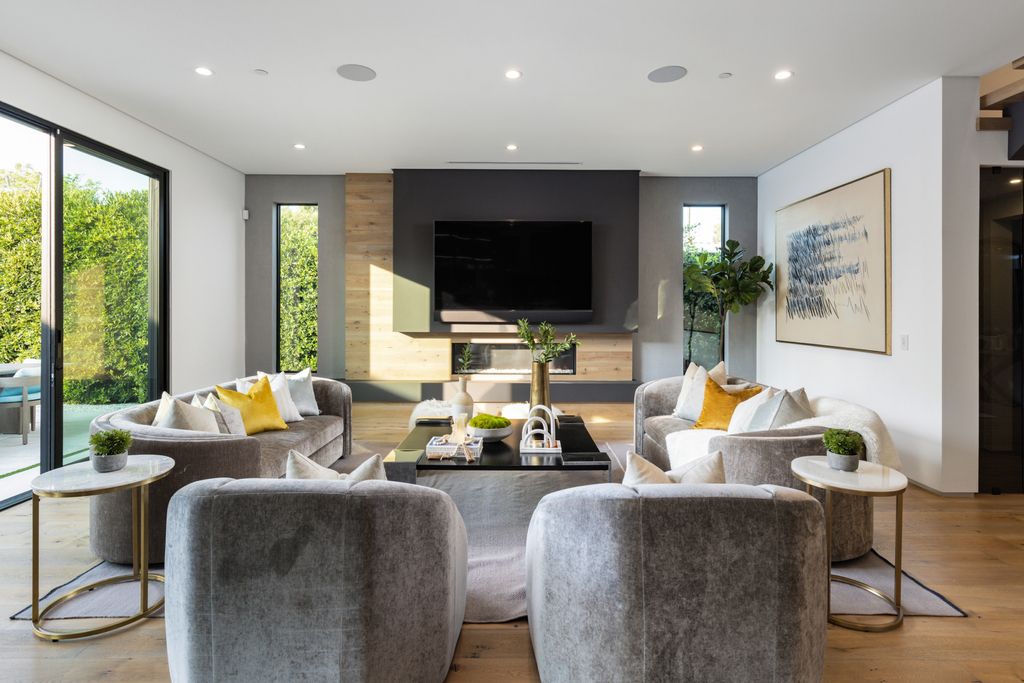 The Home in Venice is an architectural oasis situated in a premiere location with luxurious amenities and technology now available for sale. This home located at 1371 Palms Blvd, Venice, California
