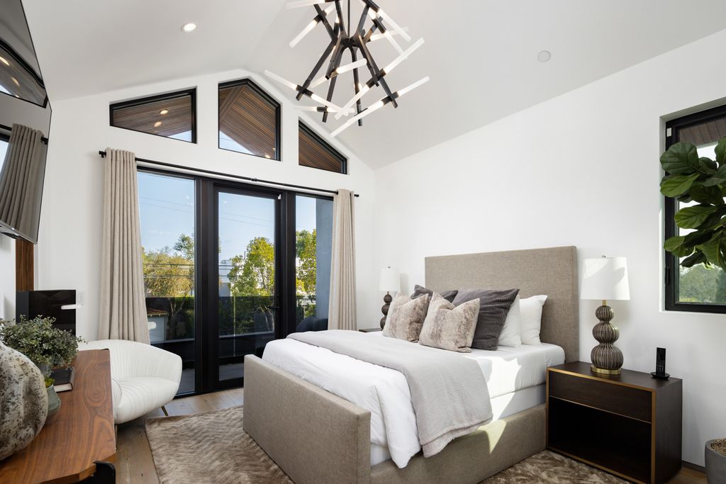 The Home in Venice is an architectural oasis situated in a premiere location with luxurious amenities and technology now available for sale. This home located at 1371 Palms Blvd, Venice, California