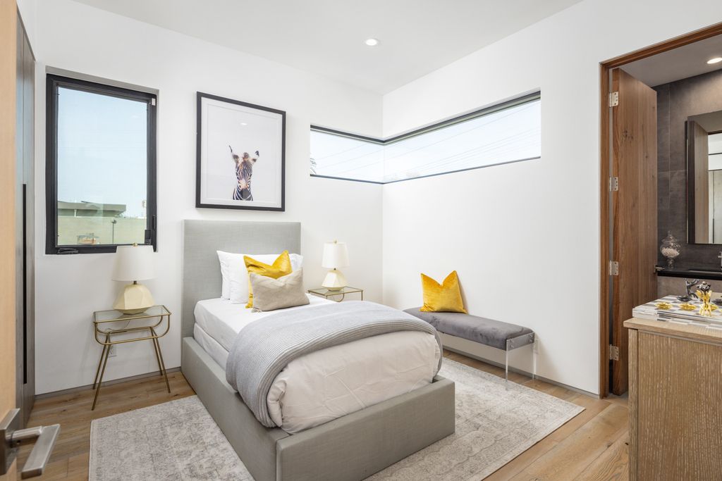 The Home in Venice is an architectural oasis situated in a premiere location with luxurious amenities and technology now available for sale. This home located at 1371 Palms Blvd, Venice, California