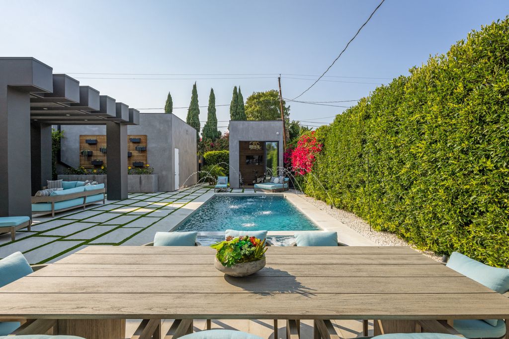 The Home in Venice is an architectural oasis situated in a premiere location with luxurious amenities and technology now available for sale. This home located at 1371 Palms Blvd, Venice, California