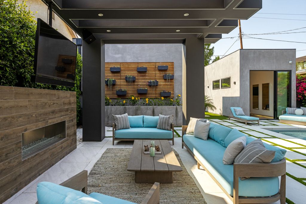 The Home in Venice is an architectural oasis situated in a premiere location with luxurious amenities and technology now available for sale. This home located at 1371 Palms Blvd, Venice, California