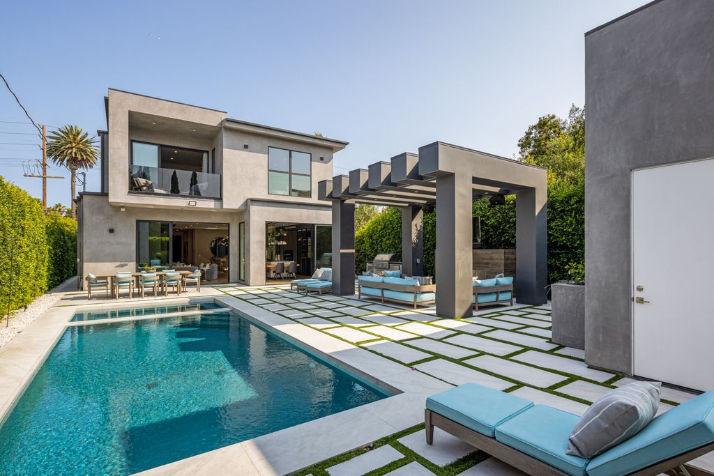 The Home in Venice is an architectural oasis situated in a premiere location with luxurious amenities and technology now available for sale. This home located at 1371 Palms Blvd, Venice, California