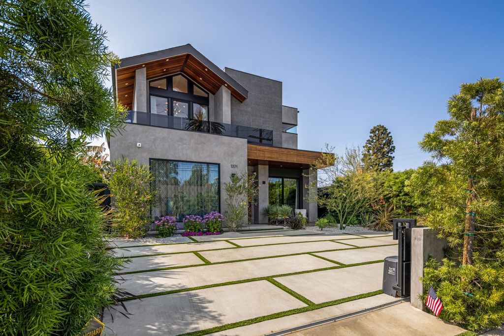 The Home in Venice is an architectural oasis situated in a premiere location with luxurious amenities and technology now available for sale. This home located at 1371 Palms Blvd, Venice, California
