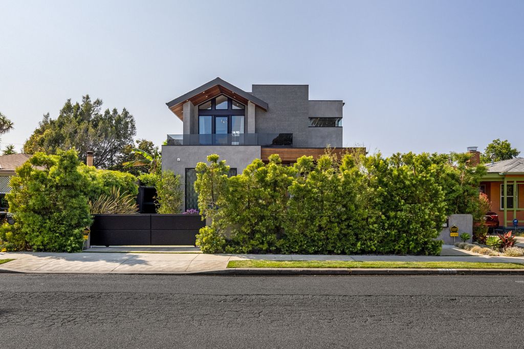 The Home in Venice is an architectural oasis situated in a premiere location with luxurious amenities and technology now available for sale. This home located at 1371 Palms Blvd, Venice, California