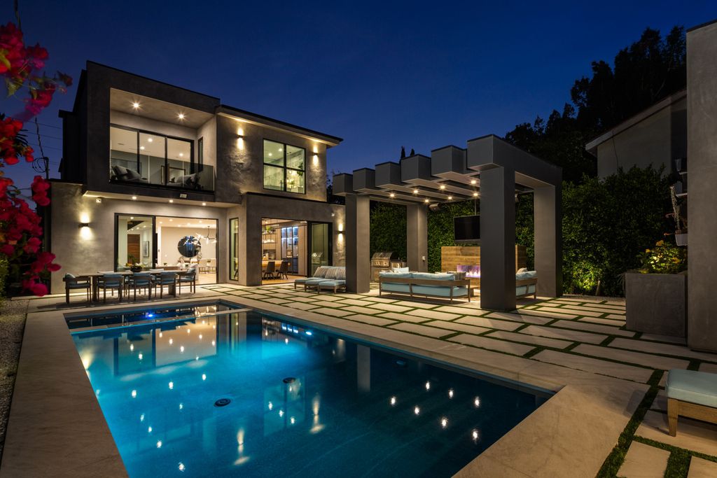 The Home in Venice is an architectural oasis situated in a premiere location with luxurious amenities and technology now available for sale. This home located at 1371 Palms Blvd, Venice, California