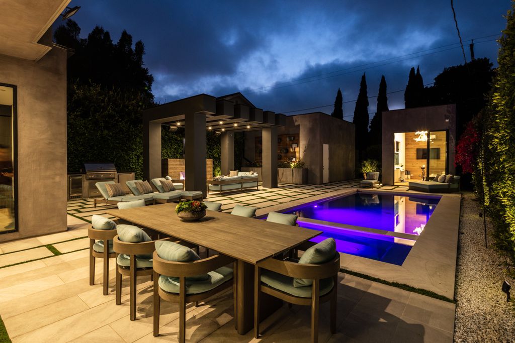 The Home in Venice is an architectural oasis situated in a premiere location with luxurious amenities and technology now available for sale. This home located at 1371 Palms Blvd, Venice, California