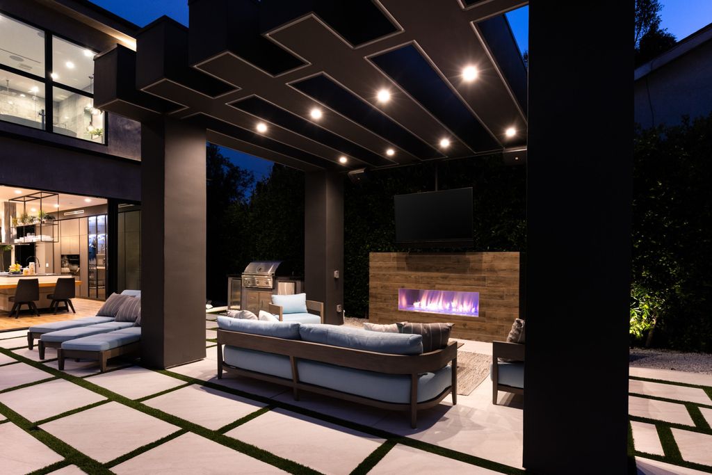 The Home in Venice is an architectural oasis situated in a premiere location with luxurious amenities and technology now available for sale. This home located at 1371 Palms Blvd, Venice, California