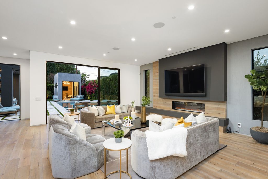 The Home in Venice is an architectural oasis situated in a premiere location with luxurious amenities and technology now available for sale. This home located at 1371 Palms Blvd, Venice, California