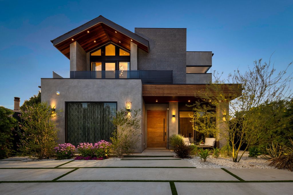 The Home in Venice is an architectural oasis situated in a premiere location with luxurious amenities and technology now available for sale. This home located at 1371 Palms Blvd, Venice, California