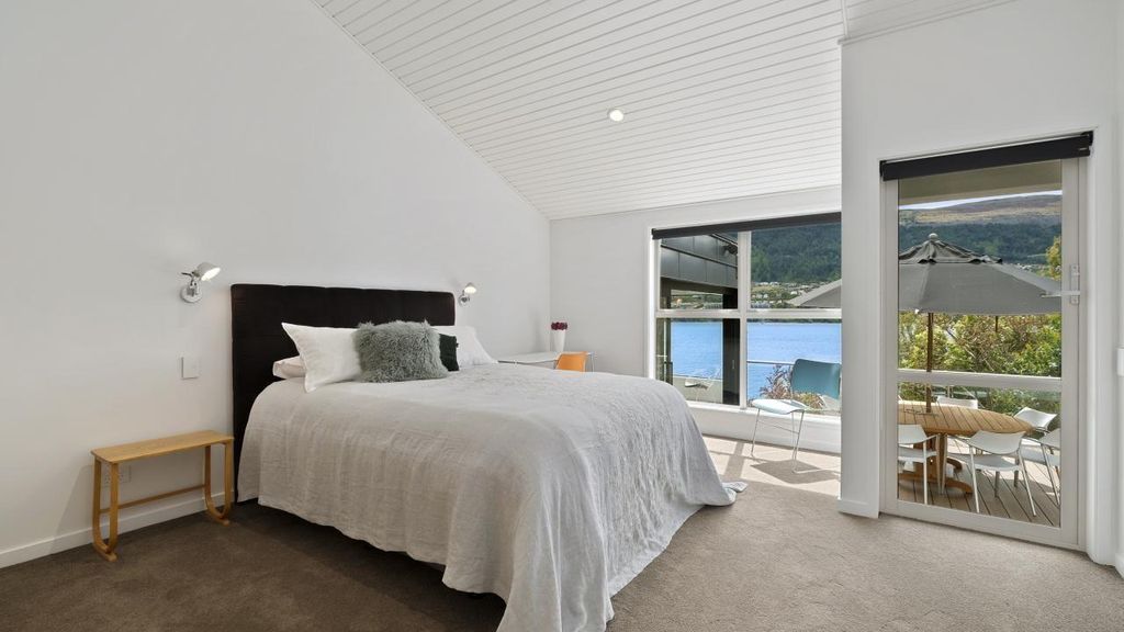 3 Lewis Road house with outstanding Lake views by WyattGray Architects 10