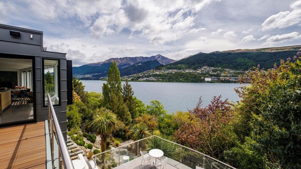 3 Lewis Road house with outstanding Lake views by WyattGray Architects 16