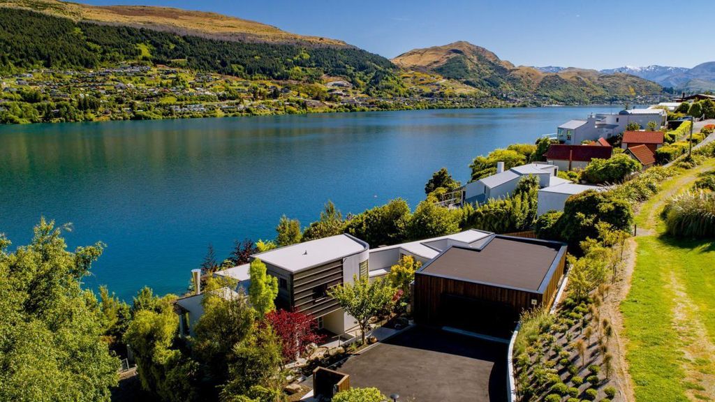3 Lewis Road house with outstanding Lake views by WyattGray Architects 2