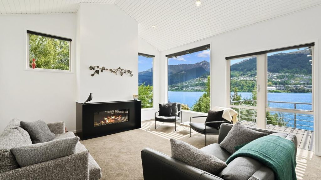 3 Lewis Road house with outstanding Lake views by WyattGray Architects 4