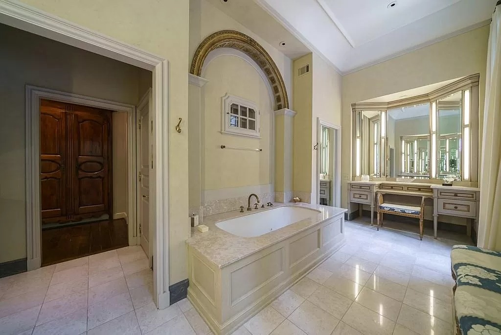 This $4,995,000 Estate in Georgia Captures a Sense of French Elegance 