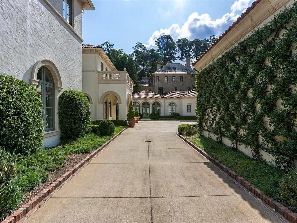 This $9,500,000 Compound in Georgia Declares Its Exquisite Architectural Ingredients