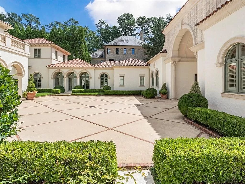 This $9,500,000 Compound in Georgia Declares Its Exquisite Architectural Ingredients
