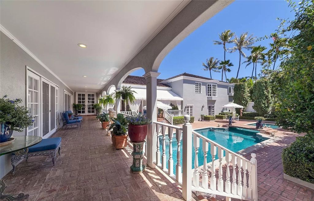 A Modest-looking Home Hides Elegant Interiors, Available for $4,490,000 in Hawaii