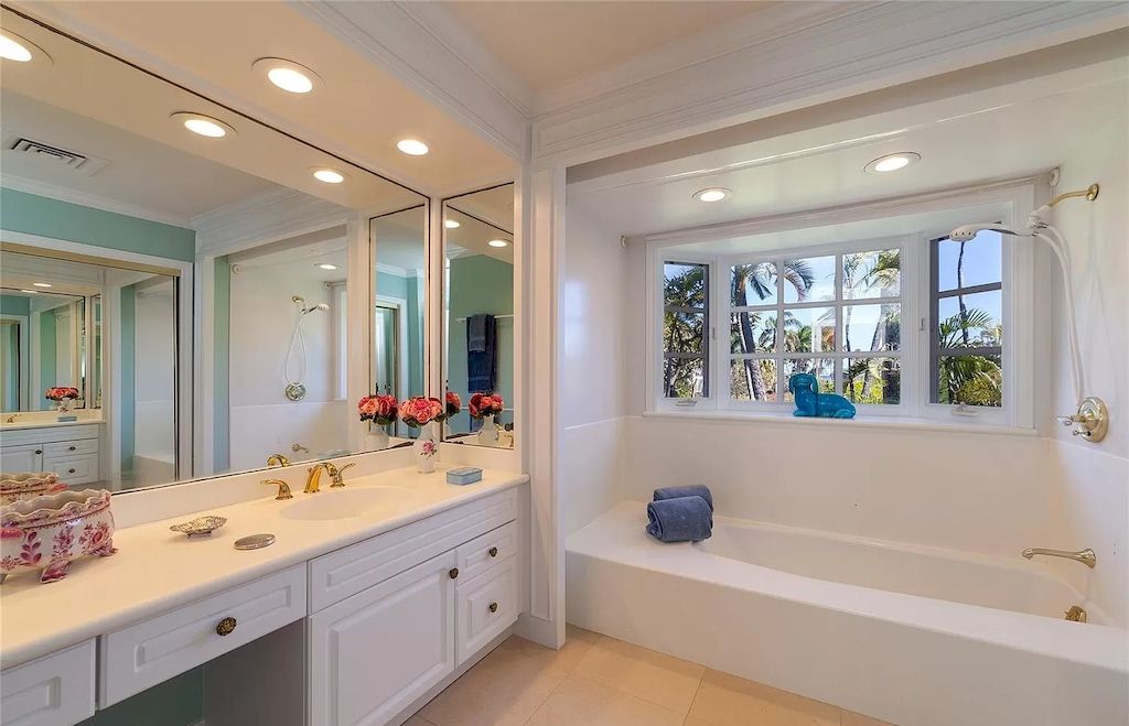 A Modest-looking Home Hides Elegant Interiors, Available for $4,490,000 in Hawaii