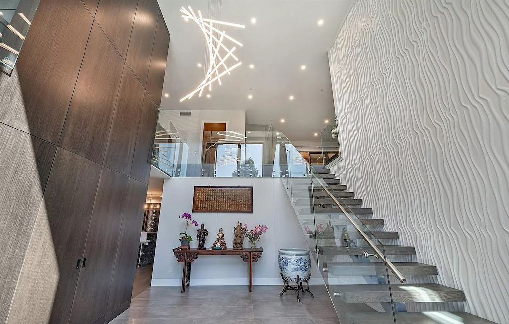 The Brilliantly Designed Contemporary Home in West Vancouver is an amazing home now available for sale. This home is located at 1497 Queens Ave, West Vancouver, BC V7T 2J1, Canada
