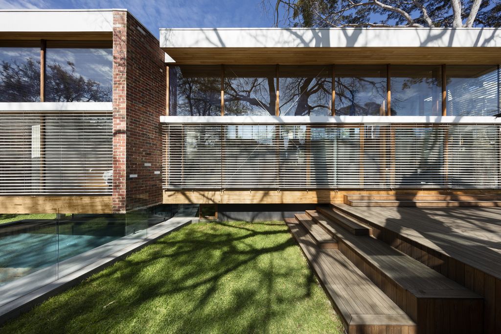 Camberwell House, Modern home Overlooks leafy Park by AM Architecture