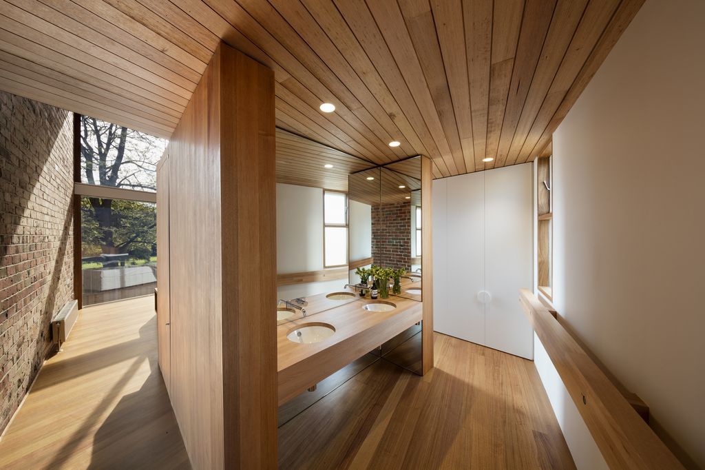 Camberwell House, Modern home Overlooks leafy Park by AM Architecture