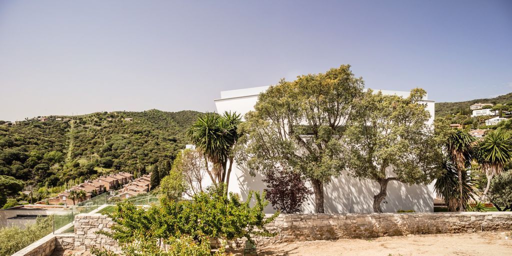 Casa VN creates Harmony of Modern and Ancient Style by Guillem Carrera 8
