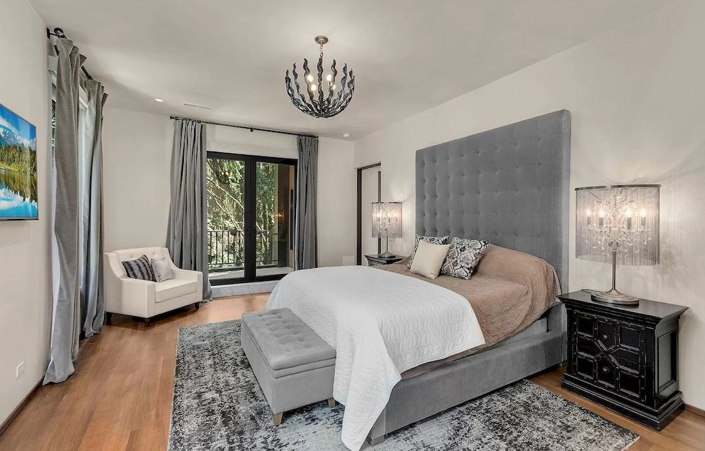 The Modern Home in Oregon offers grand living spaces now available for sale. This home is located at 2808 SW Patton Ln, Portland, Oregon