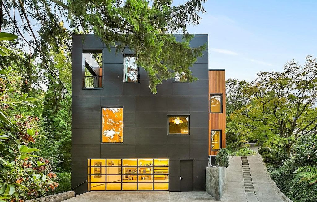 The Modern Home in Oregon offers grand living spaces now available for sale. This home is located at 2808 SW Patton Ln, Portland, Oregon