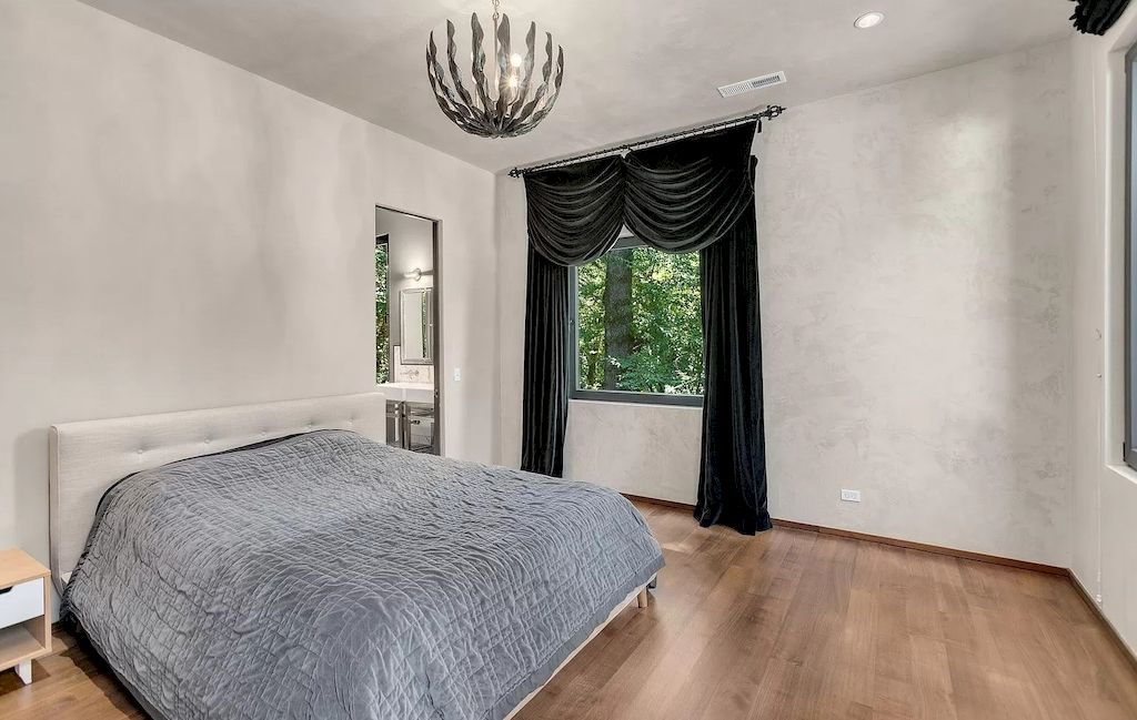 The Modern Home in Oregon offers grand living spaces now available for sale. This home is located at 2808 SW Patton Ln, Portland, Oregon