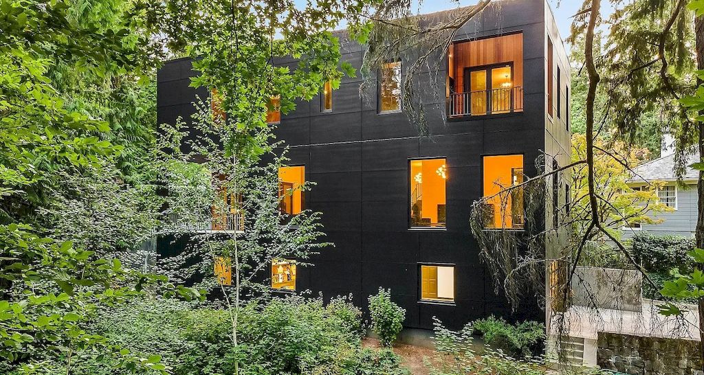 The Modern Home in Oregon offers grand living spaces now available for sale. This home is located at 2808 SW Patton Ln, Portland, Oregon