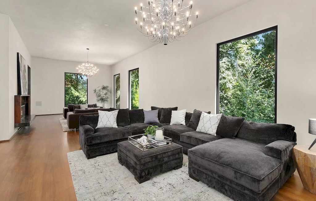 The Modern Home in Oregon offers grand living spaces now available for sale. This home is located at 2808 SW Patton Ln, Portland, Oregon