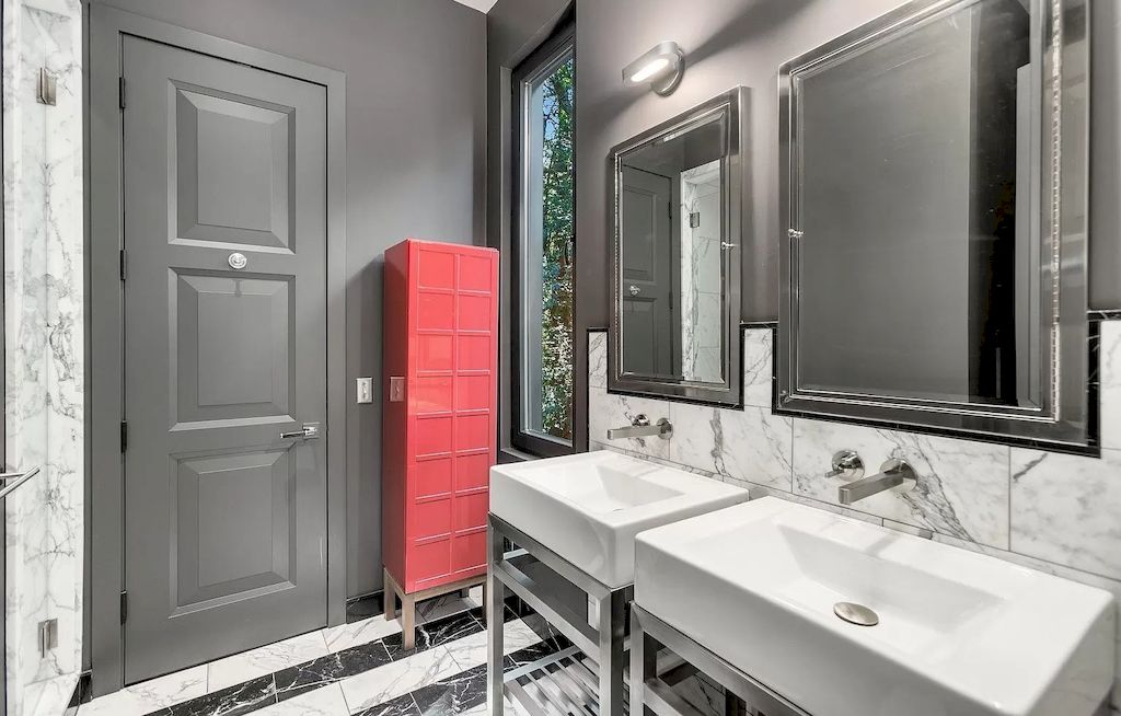 The Modern Home in Oregon offers grand living spaces now available for sale. This home is located at 2808 SW Patton Ln, Portland, Oregon