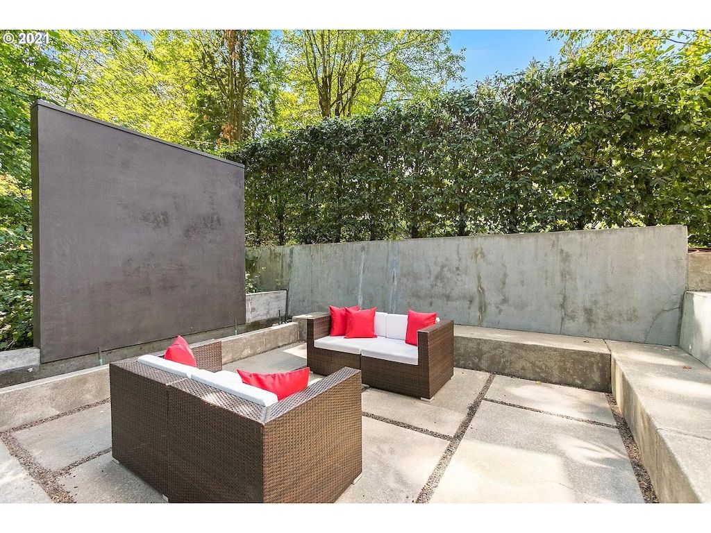 The Modern Home in Oregon offers grand living spaces now available for sale. This home is located at 2808 SW Patton Ln, Portland, Oregon