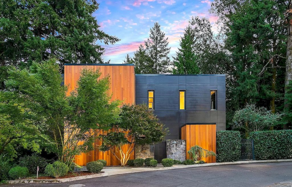 The Modern Home in Oregon offers grand living spaces now available for sale. This home is located at 2808 SW Patton Ln, Portland, Oregon