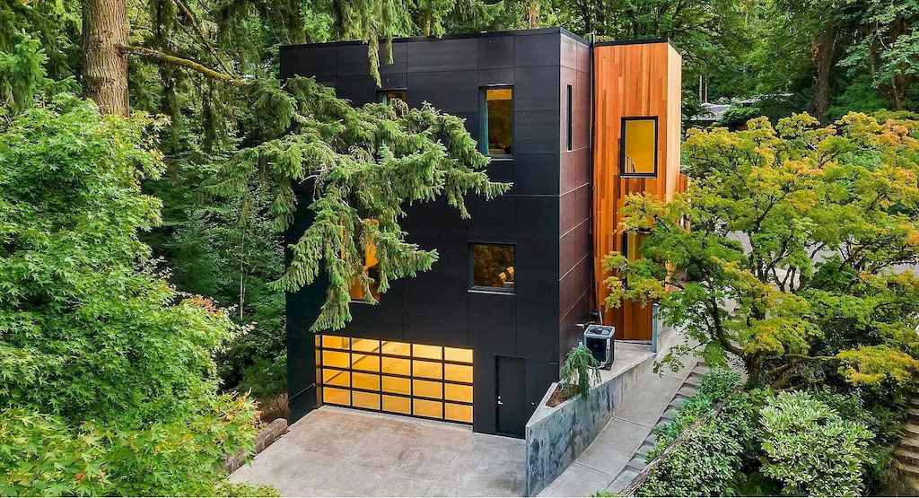 The Modern Home in Oregon offers grand living spaces now available for sale. This home is located at 2808 SW Patton Ln, Portland, Oregon