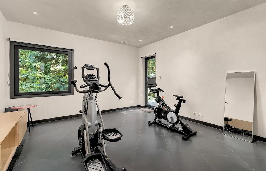 The Modern Home in Oregon offers grand living spaces now available for sale. This home is located at 2808 SW Patton Ln, Portland, Oregon