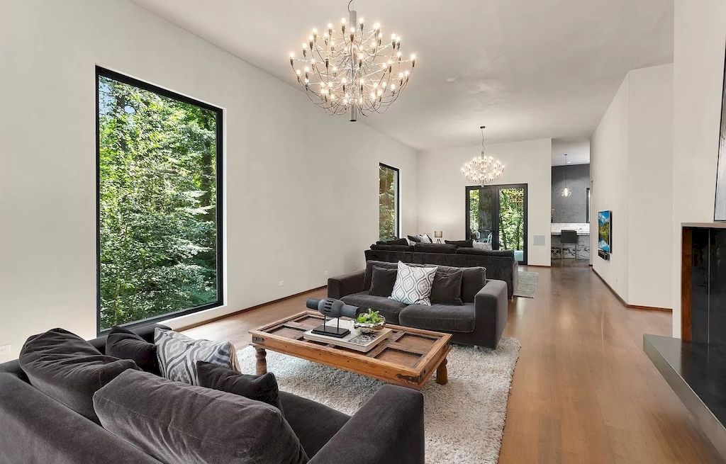 The Modern Home in Oregon offers grand living spaces now available for sale. This home is located at 2808 SW Patton Ln, Portland, Oregon