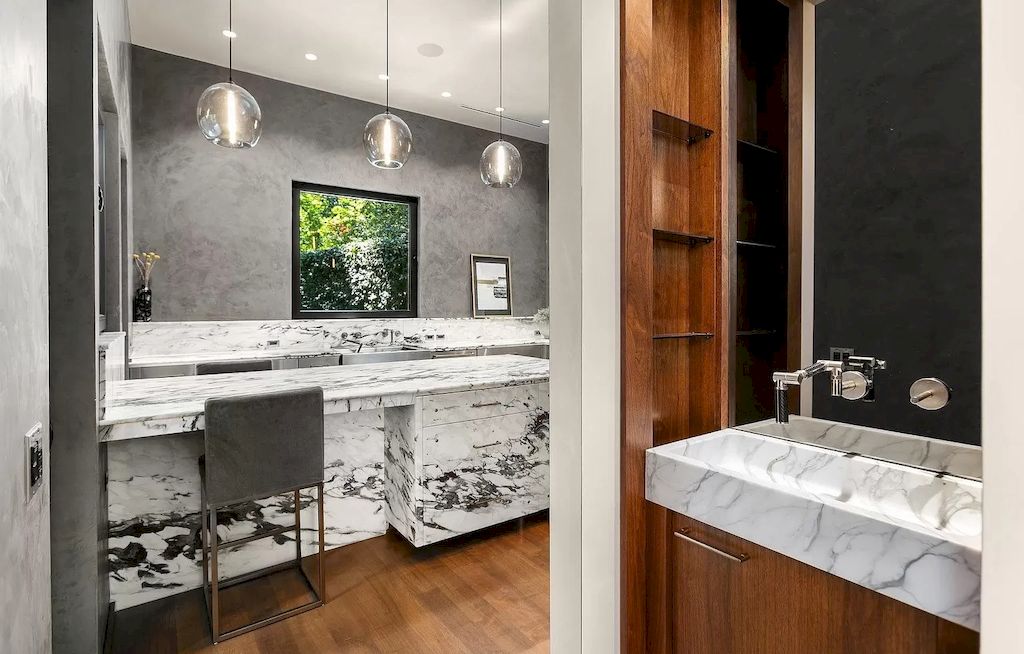 The Modern Home in Oregon offers grand living spaces now available for sale. This home is located at 2808 SW Patton Ln, Portland, Oregon