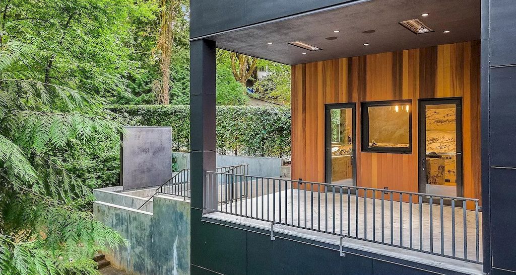 The Modern Home in Oregon offers grand living spaces now available for sale. This home is located at 2808 SW Patton Ln, Portland, Oregon