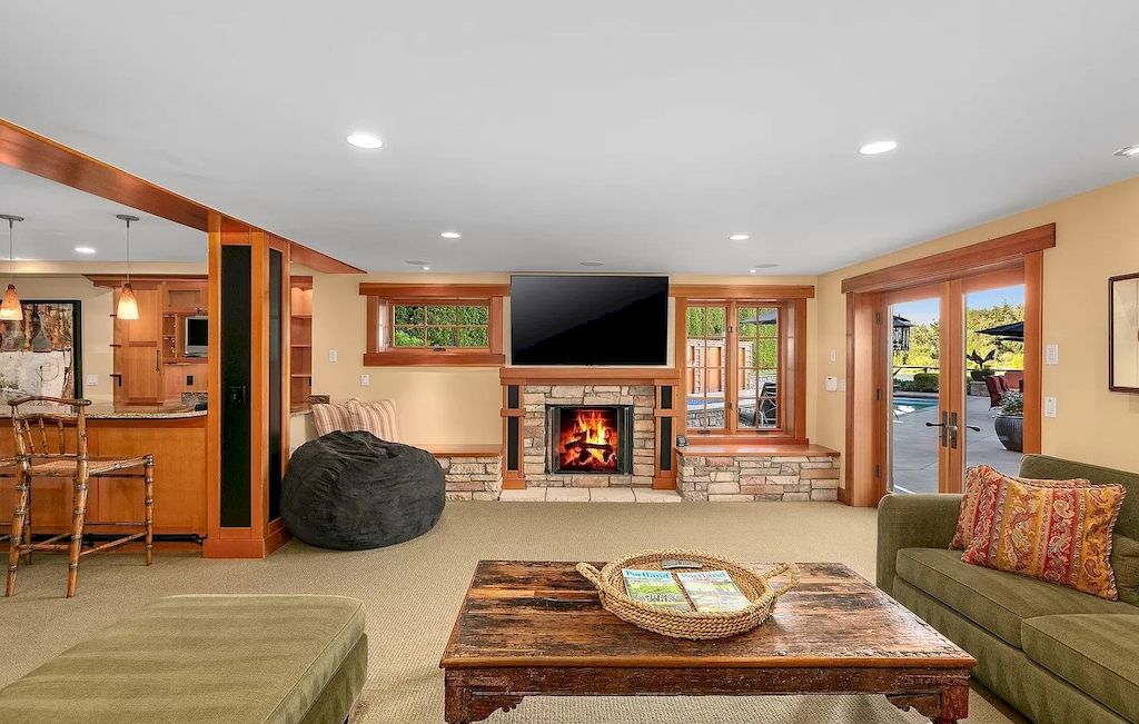 The House in Lake Oswego, Oregon is an Exclusive riverfront home now available for sale. This home is located at 12790 S Fielding Rd, Lake Oswego, Oregon