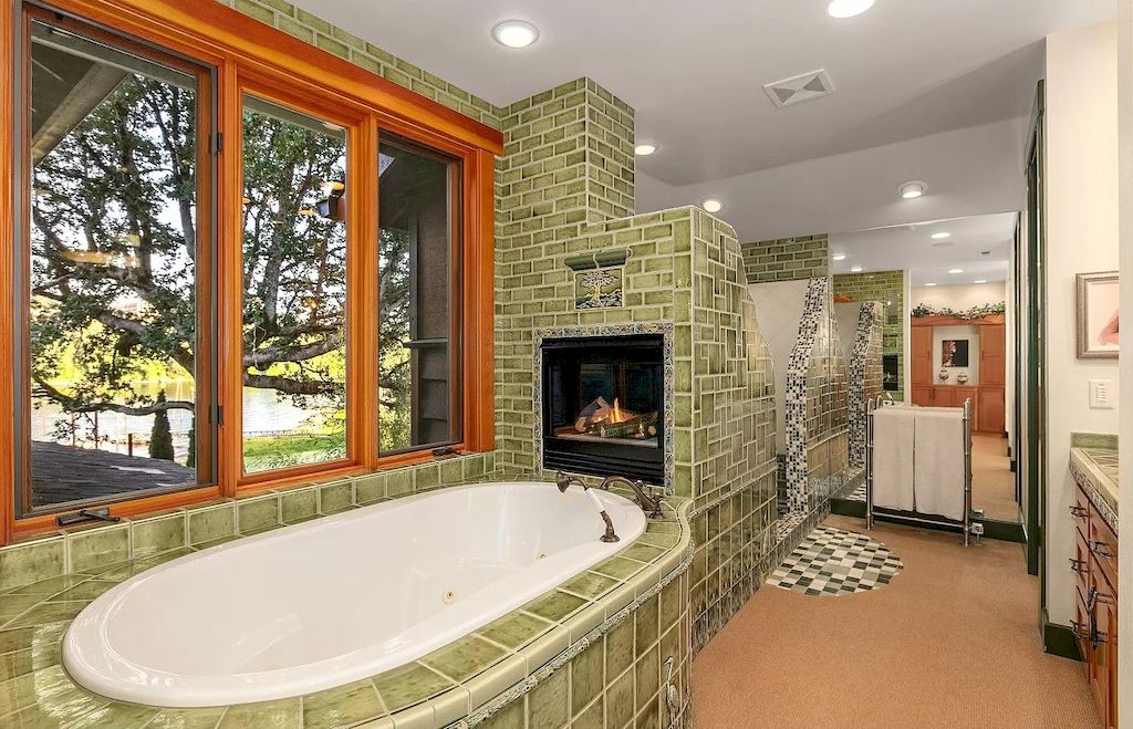 The House in Lake Oswego, Oregon is an Exclusive riverfront home now available for sale. This home is located at 12790 S Fielding Rd, Lake Oswego, Oregon