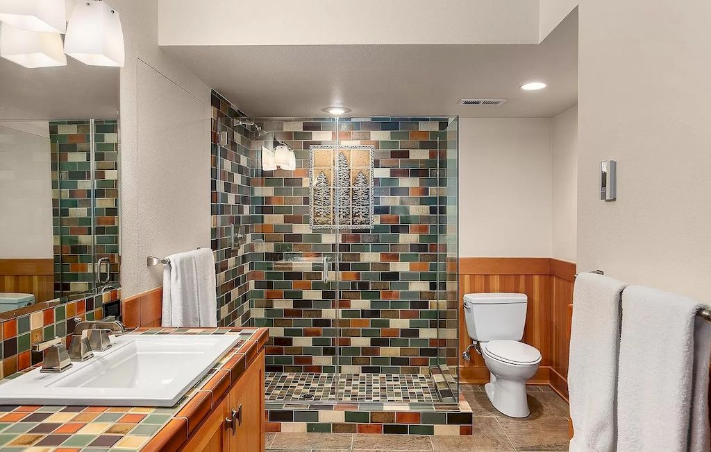 The House in Lake Oswego, Oregon is an Exclusive riverfront home now available for sale. This home is located at 12790 S Fielding Rd, Lake Oswego, Oregon